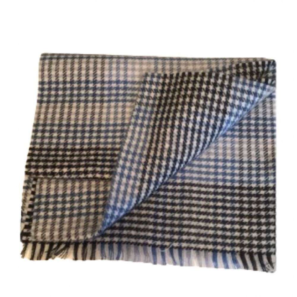 MEN’S soft Scarf with tags.